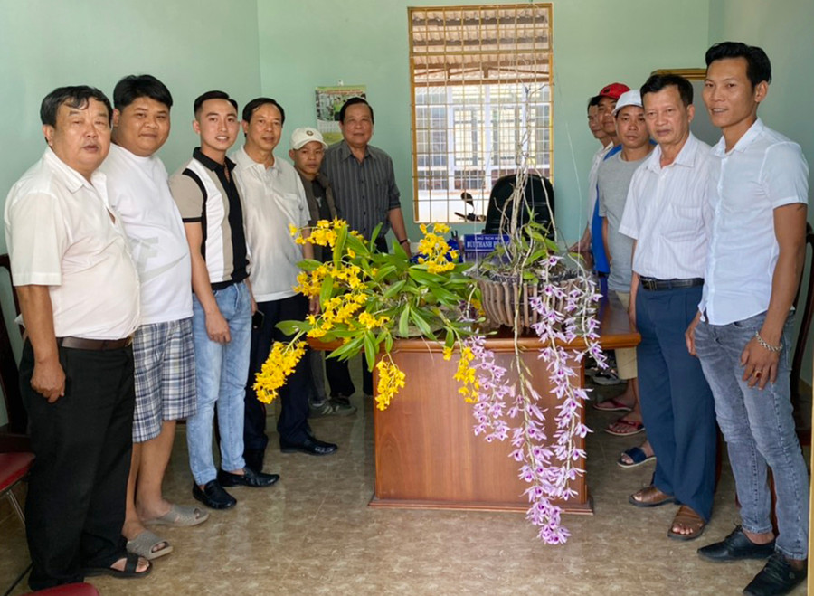  Đoàn trao hơn 220 triệu đồng cho Hội nạn nhân chất độc da cam tỉnh Gia Lai. Ảnh: Hà Phương