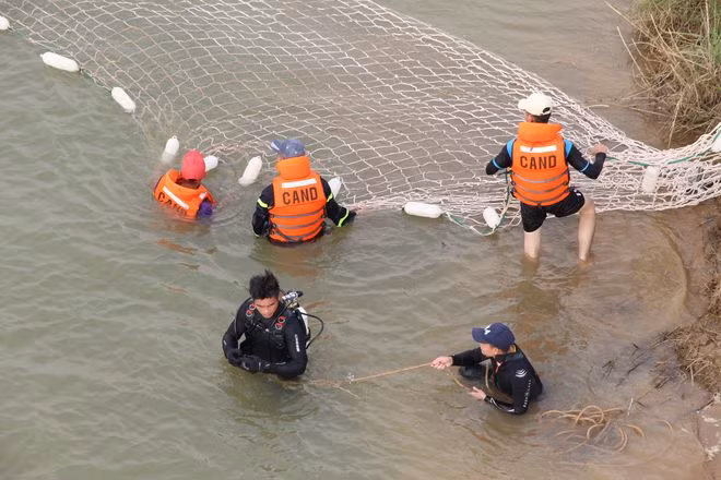 Cơ quan chức năng đang tiếp tục mở rộng phạm vi tìm kiếm cứu nạn ẢNH: ĐỨC NHẬT