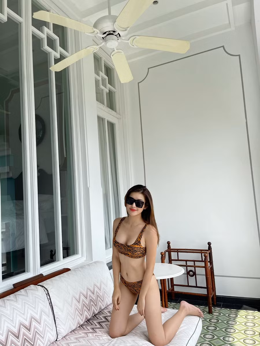 Vóc dáng săn chắc và quyến rũ của Á hậu Huyền My chưa bao giờ khiến người hâm mộ thất vọng khi diện bikini. Người đẹp cũng trong hội mỹ nhân quyến rũ nhất hè 2021 nhờ bộ trang phục bắt mắt này.