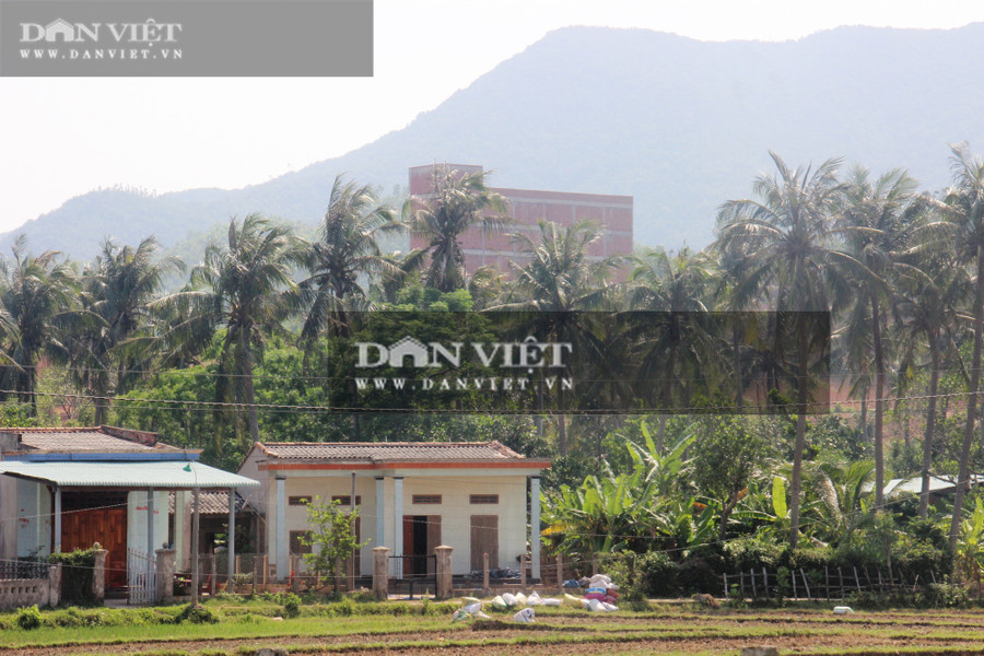 Chính quyền lập biên bản xử lý khi phát hiện chỉ có phần móng, nhưng… 3 tháng sau công trình đã hình thành rất đồ sộ với quy mô 4 tầng. Ảnh: Dũ Tuấn.