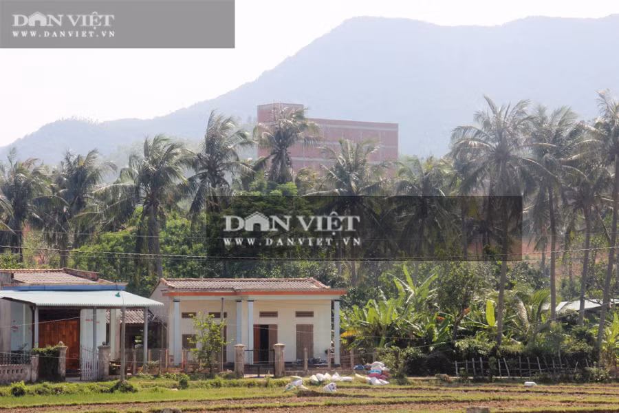 Chính quyền lập biên bản xử lý khi phát hiện chỉ có phần móng, nhưng… 3 tháng sau công trình đã hình thành rất đồ sộ với quy mô 4 tầng. Ảnh: Dũ Tuấn.