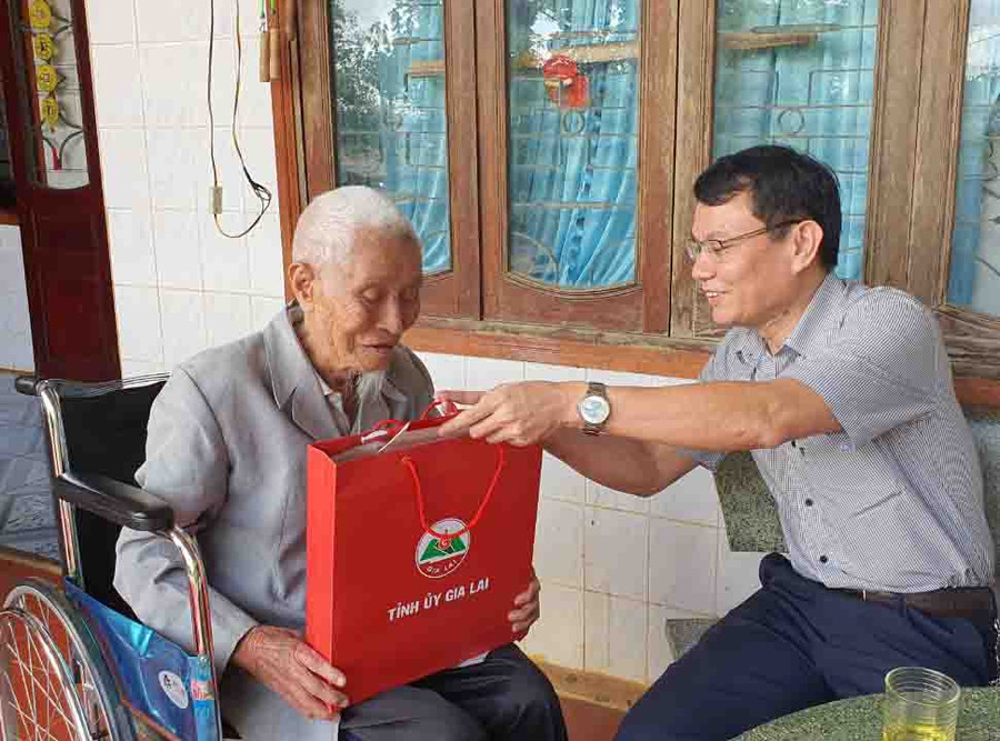 Bí thư Thành ủy Trịnh Duy Thuân thăm cán bộ tiền khởi nghĩa nhân dịp kỷ niệm 75 năm Ngày thành lập Đảng bộ tỉnh Gia Lai