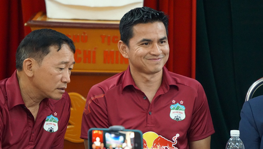 HLV Kiatisak tiết lộ mục tiêu trong trận gặp Thanh Hóa. ẢNH MINH HẢI