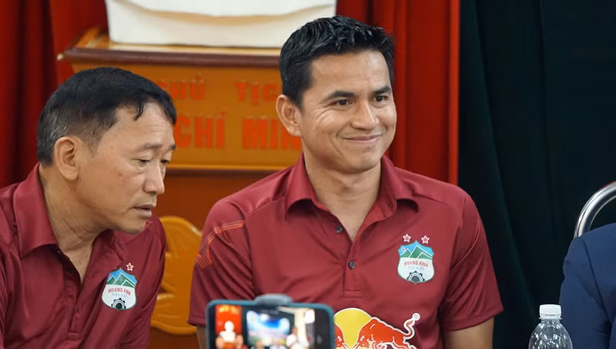 HLV Kiatisak tiết lộ mục tiêu trong trận gặp Thanh Hóa. ẢNH MINH HẢI