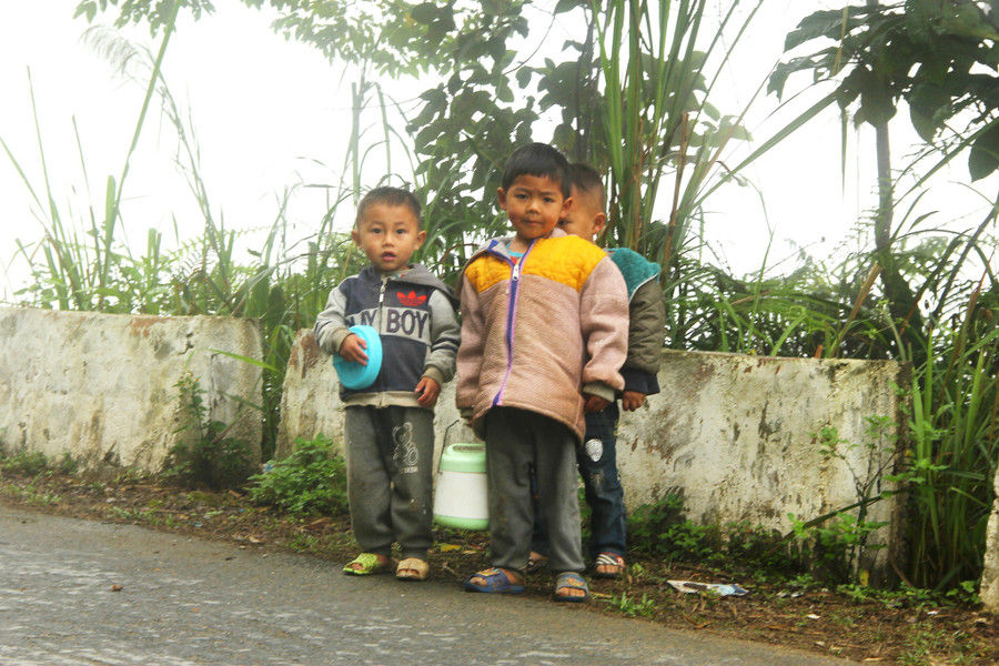 Những đứa trẻ ở Huồi Tụ (H.Kỳ Sơn). ẢNH: K.HOAN