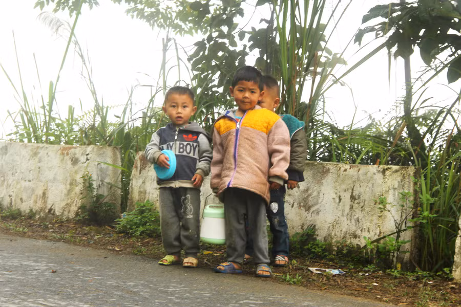 Những đứa trẻ ở Huồi Tụ (H.Kỳ Sơn). ẢNH: K.HOAN