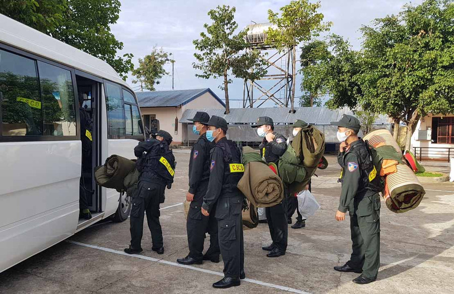 Các cán bộ, chiến sĩ của Phòng CSCĐ lên đường tăng cường cho vùng tâm dịch. Ảnh: Lê Văn Ngọc