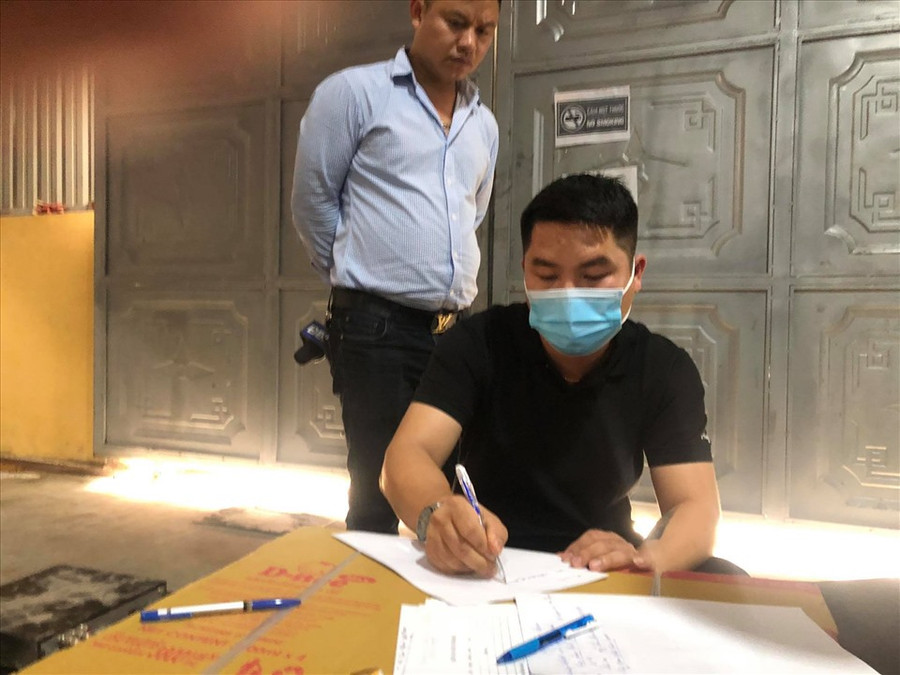Người đàn ông này tường trình về việc pha chế công thức làm nước giặt, giả mạo nhãn hiệu. Ảnh: Cường Ngô  Người đàn ông này tường trình về việc pha chế công thức làm nước giặt, giả mạo nhãi hiệu. Ảnh: Cường Ngô