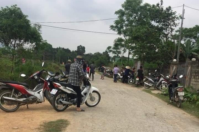 Nhiều người dân tập trung tại căn nhà xảy ra vụ việc - Ảnh: Đ. Vĩnh Nhiều người dân tập trung tại căn nhà xảy ra vụ việc - Ảnh: Đ. Vĩnh