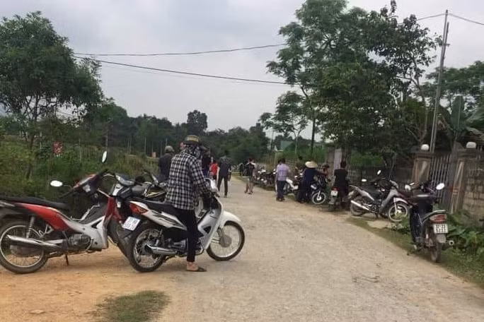  Nhiều người dân tập trung tại căn nhà xảy ra vụ việc - Ảnh: Đ. Vĩnh