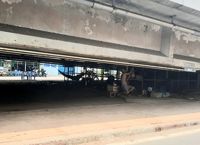 Gầm cầu là nơi lý tưởng để người lao động trú ngụ ngày nắng nóng.