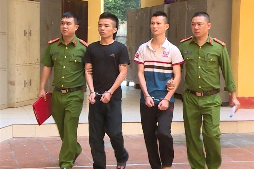 Hai đối tượng trong nhóm bị bắt giữ vì đã nổ súng vào một nhà dân. Ảnh: CATH Hai đối tượng trong nhóm bị bắt giữ vì đã nổ súng vào một nhà dân. Ảnh: CATH