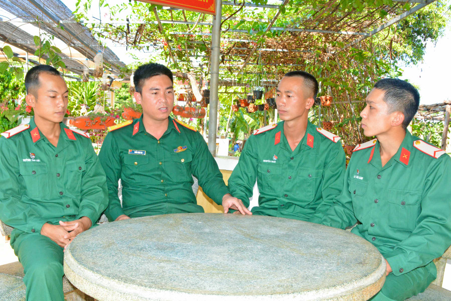 Cán bộ Đại đội 6 (Tiểu đoàn 2, Trung đoàn 48) trao đổi với chiến sĩ mới. Ảnh: Sơn Tùng