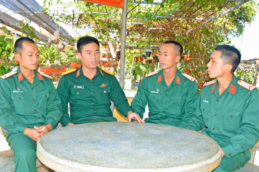 Cán bộ Đại đội 6 (Tiểu đoàn 2, Trung đoàn 48) trao đổi với chiến sĩ mới. Ảnh: Sơn Tùng