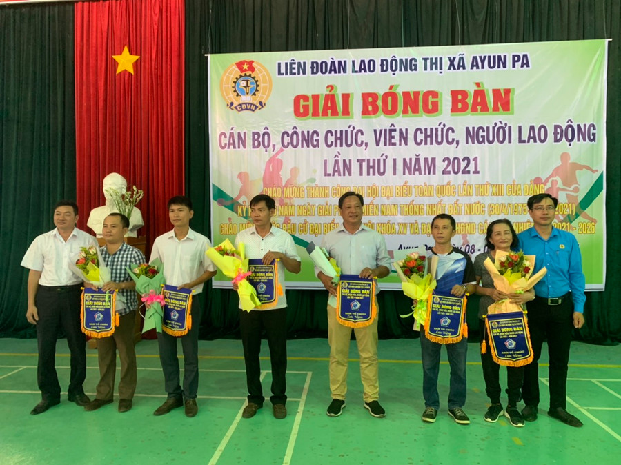  Đại diện các cụm thi đua tham gia giải nhận cờ lưu niệm từ Ban tổ chức. Ảnh: Vũ Chi