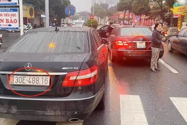  Hai xe Mercedes cùng biển số lưu thông trên đường Vạn Phúc.