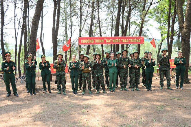 Vui tươi ca hát để quên đi mệt nhọc nơi thao trường. Ảnh: TRẦN TÌNH