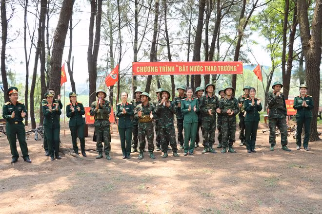 Vui tươi ca hát để quên đi mệt nhọc nơi thao trường. Ảnh: TRẦN TÌNH