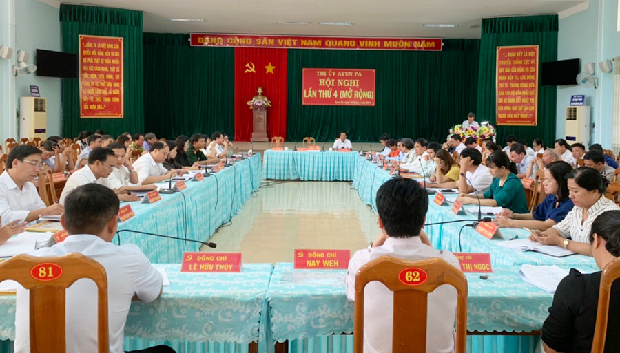 Quang cảnh Hội nghị Ban Chấp hành Đảng bộ thị xã Ayun Pa lần thứ 4 (mở rộng). Ảnh: Vũ Chi Quang cảnh Hội nghị Ban Chấp hành Đảng bộ thị xã Ayun Pa lần thứ 4 (mở rộng). Ảnh: Vũ Chi