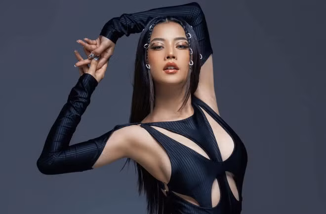 Từ cô gái nữ tính, Chi Pu có màn 'lột xác' ấn tượng sau thời gian tham gia showbiz. ẢNH: FBNV