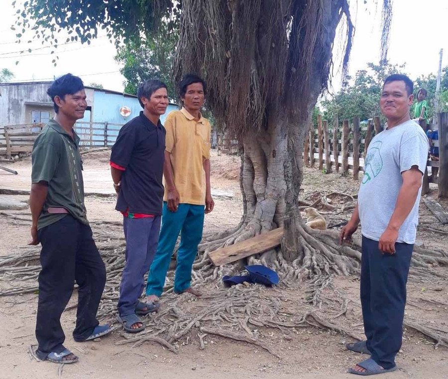 Ông Đinh Dư (bìa phải)-Trưởng ban công tác Mặt trận làng Lơ Pơ, xã Chư Krey tuyên truyền vận đông nhân dân thực hiện tốt chủ trương của Đảng, chính sách pháp luật Nhà nước. Ảnh Ngọc Minh