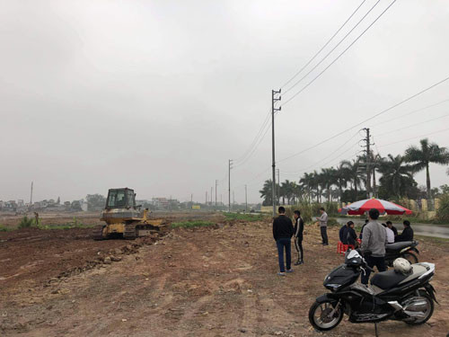 Nhiều địa phương phía Bắc đang “sốt đất”. Trong ảnh: Đất đang được các “cò” rao bán sôi động ở tỉnh Hà Nam