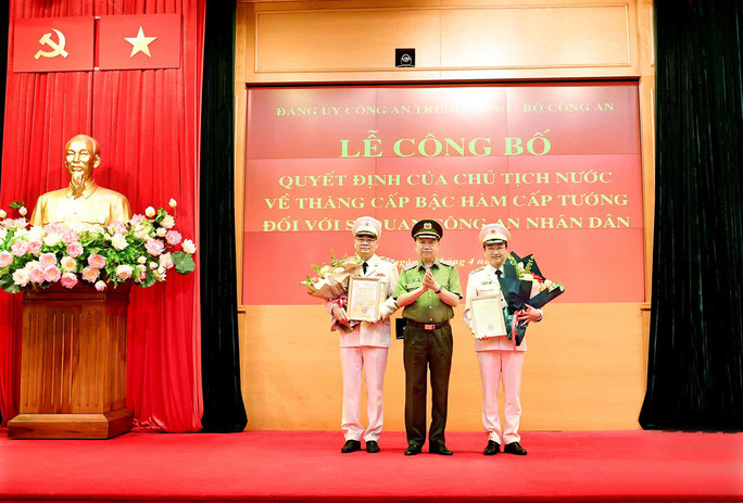 Bộ trưởng Tô Lâm tặng hoa chúc mừng Trung tướng Tô Ân Xô và Trung tướng Nguyễn Ngọc Toàn Bộ trưởng Tô Lâm tặng hoa chúc mừng Trung tướng Tô Ân Xô và Trung tướng Nguyễn Ngọc Toàn