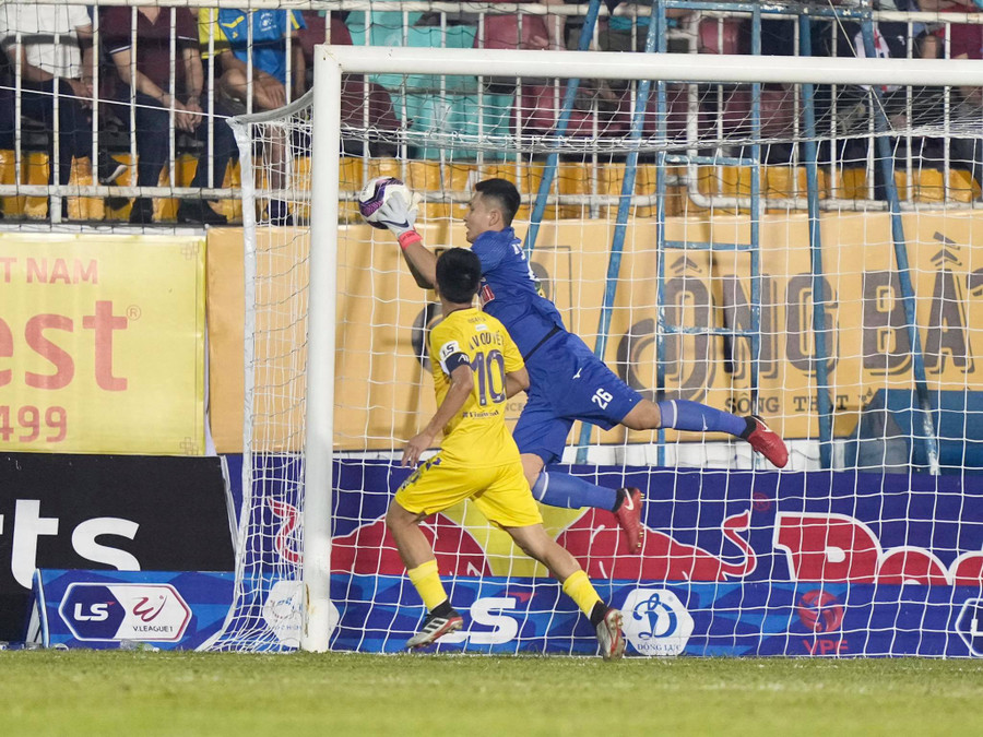 Thủ thành Tuấn Linh hóa giải một pha sút khó của cầu thủ Hà Nội FC. Ảnh: ĐỘC LẬP