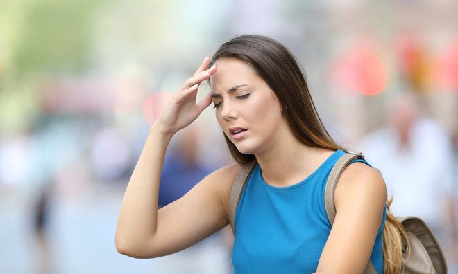 Phụ nữ có thể cảm thấy chóng mặt hoặc choáng váng khi cơn đau tim tiến triển. ẢNH: SHUTTERSTOCK