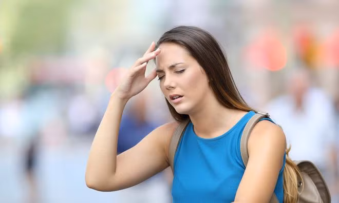 Phụ nữ có thể cảm thấy chóng mặt hoặc choáng váng khi cơn đau tim tiến triển. ẢNH: SHUTTERSTOCK