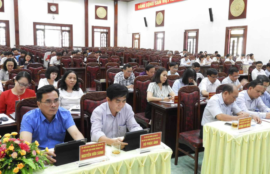 THANH NHẬT -Lãnh đạo các cơ quan ban ngành của Thành phố tham dự hội nghị DSCN2586