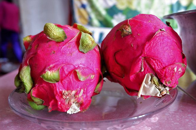 Nguyên liệu làm bánh tráng thanh long là loại thanh long ruột đỏ, trái phải to, nặng từ 1kg/trái mới làm được chiếc bánh tráng thanh long có màu đẹp nhất ẢNH: MINH CHƠN