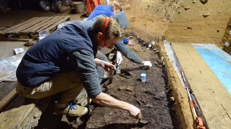 Khai quật hang Bacho Kiro. Ảnh: Viện nhân chủng học tiến hóa Max Planck