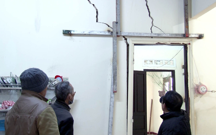 Tường nhà bị nứt toác, hộ dân ở 15C Hồ Tùng Mậu phải tạm di dời đến nơi ở an toàn.