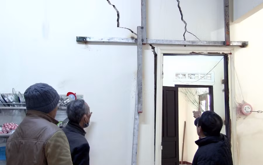 Tường nhà bị nứt toác, hộ dân ở 15C Hồ Tùng Mậu phải tạm di dời đến nơi ở an toàn.