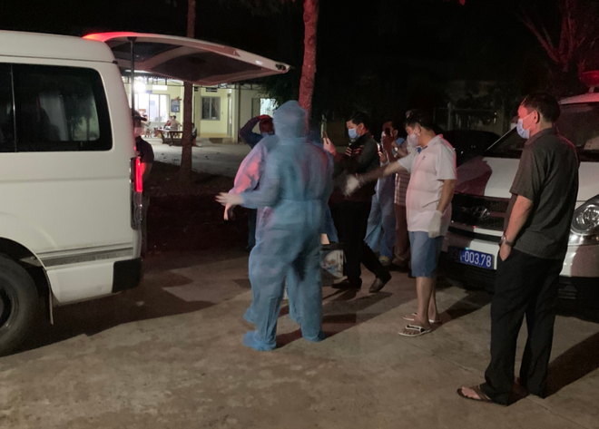 Toàn bộ 16 người, trong đó có 13 người nước ngoài, được đưa đi cách ly theo quy định ẢNH: H.G