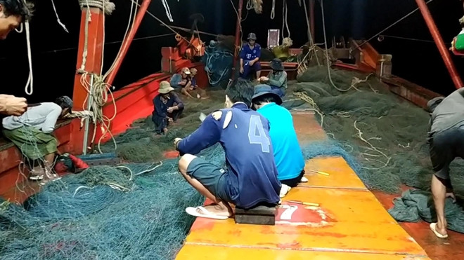 Khâu lưới, xếp lưới chuẩn bị cho một đêm kiếm cá.