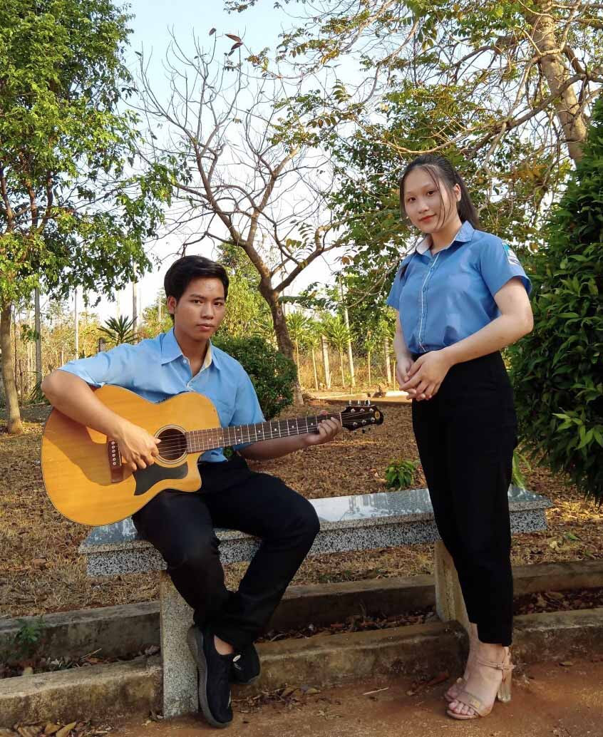 Em Puih Páo (bìa trái) và em Triệu Thị Linh thể hiện ca khúc “Bàn tay Việt Nam” để tham gia cuộc thi do Tỉnh Đoàn tổ chức. Ảnh: Phan Lài