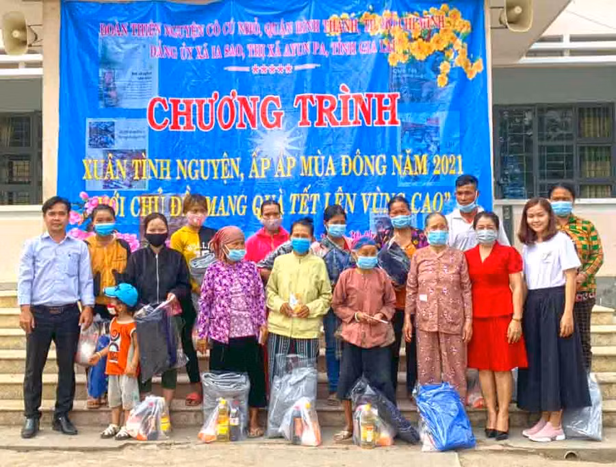 Lãnh đạo xã Ia Sao, đoàn thiện nguyện trao quà cho các hộ nghèo trên địa bàn xã.Ảnh.Vũ Chi