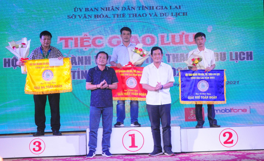 Ban tổ chức trao giải toàn đoàn cho các đoàn đạt giải nhất, nhì, ba. Ảnh: Thiên Di