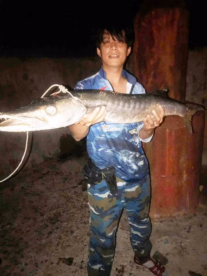 Anh Châu vừa câu được cá