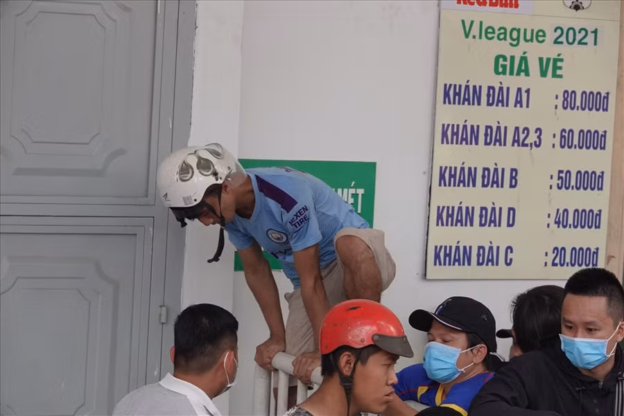 Giá vé gốc tại sân Pleiku khá mềm nhưng với sức hút lớn và thành tích tốt của Hoàng Anh Gia Lai đầu mùa, nó được đẩy lên với mức rất cao ngoài chợ đen. Ảnh: Nguyễn Đăng