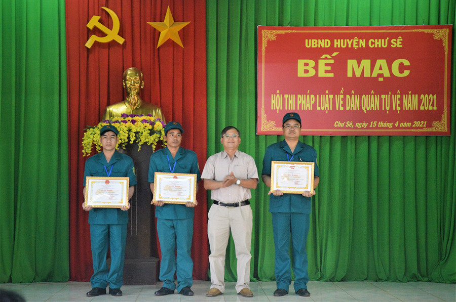 Ông Dương Mạnh Mẫn-Phó Chủ tịch Thường trực UBND huyện Chư Sê Đồng trao giấy khen cho các tập thể đạt giải tại hội thi. Ảnh: Huy Bắc  Đồng chí Dương Mạnh Mẫn-Ủy viên Ban Thường vụ Huyện ủy, Phó Chủ tịch Thường trực UBND huyện Chư Sê, trao giấy khen cho các tập thể đạt giải tại hội thi. Ảnh: Huy Bắc