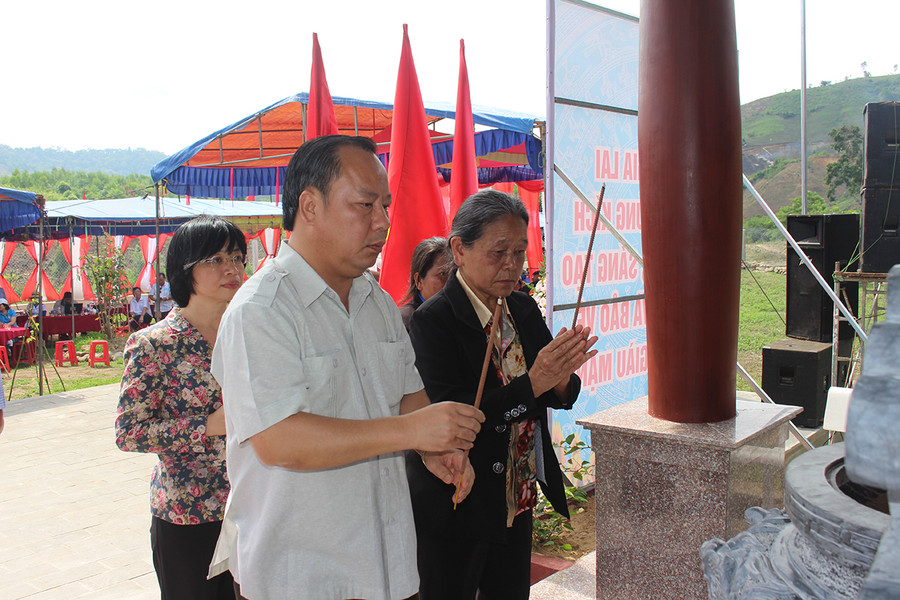 Các đại biểu dâng hương tại Bia di tích lịch sử Đoàn Thanh niên nhân dân cách mạng tỉnh Gia Lai giai đoạn 1962-1975. Ảnh: Thủy Bình Các đại biểu dâng hương tại Bia di tích lịch sử Đoàn Thanh niên nhân dân cách mạng tỉnh Gia Lai giai đoạn 1962-1975. Ảnh: Thủy Bình