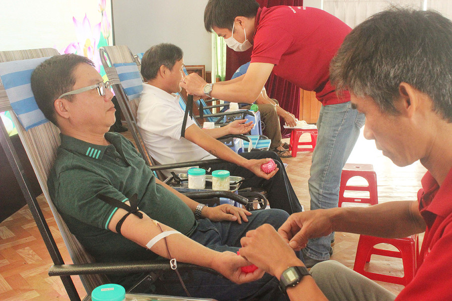 Cán bộ, công chức Kho bạc Nhà nước tỉnh tham gia hiến máu tình nguyện. Ảnh: Sơn Ca Cán bộ, công chức Kho bạc Nhà nước tỉnh tích cực tham gia hiến máu tình nguyện. Ảnh: Sơn Ca