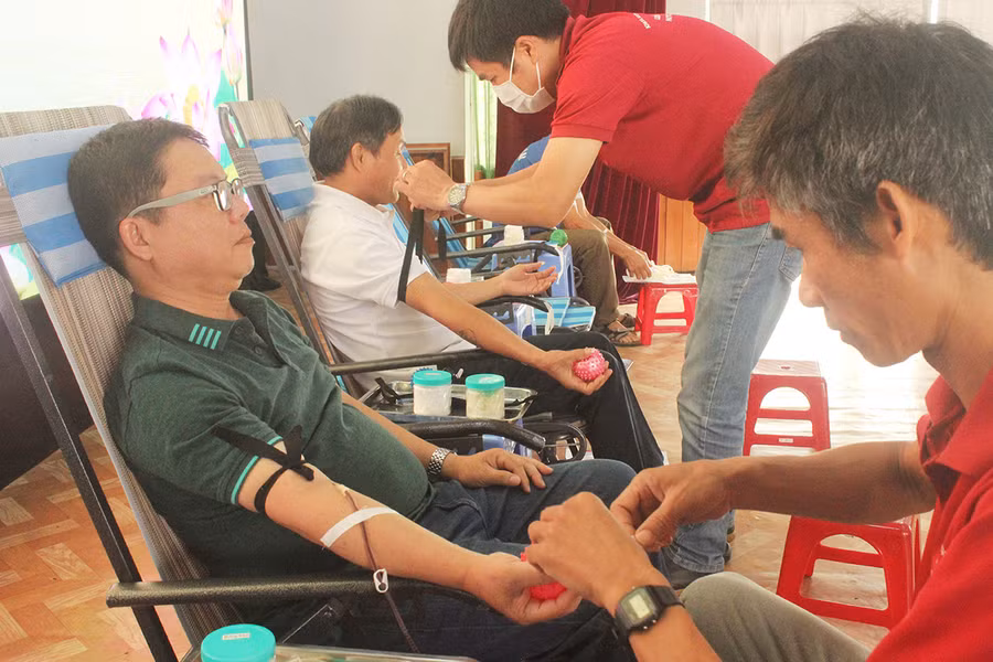  Cán bộ, công chức Kho bạc Nhà nước tỉnh tích cực tham gia hiến máu tình nguyện. Ảnh: Sơn Ca