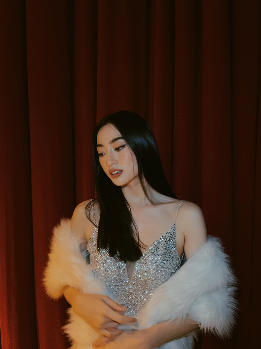 Cùng với Hoa hậu Tiểu Vy, Hoa hậu Lương Thuỳ Linh cũng tích cực khoe vẻ quyến rũ trong những chiếc váy hở sâu. Ảnh: NVCC.