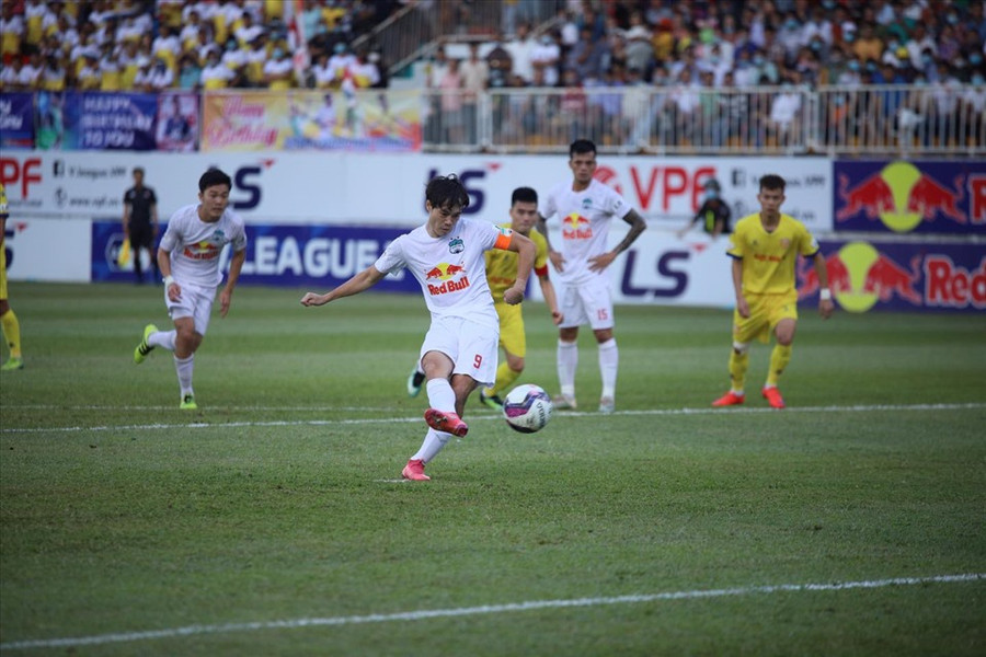 Văn Toàn ghi bàn trên chấm 11m. Ảnh: HA.FC Văn Toàn ghi bàn trên chấm 11m. Ảnh: HA.FC
