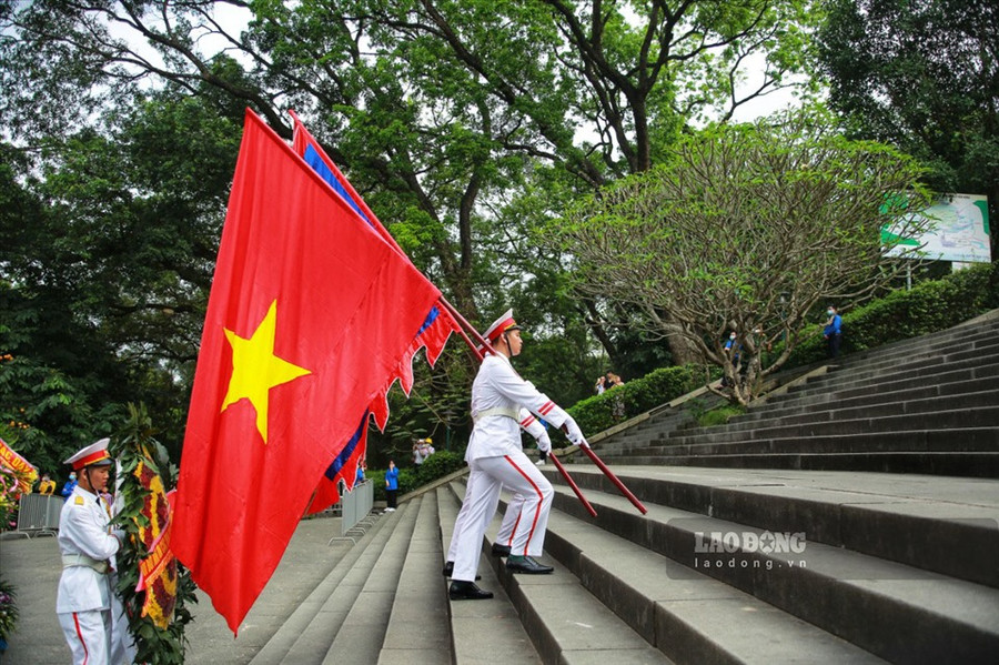 Nghi lễ dâng hương lên điện Kính Thiên được tổ chức trang nghiêm, thành kính. Nghi lễ dâng hương lên điện Kính Thiên được tổ chức trang nghiêm, thành kính.