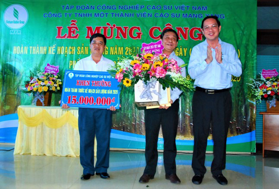 Ban lãnh đạo Công ty TNHH một thành viên Cao su Mang Yang nhận phần thưởng của Tập đoàn Công nghiệp Cao su Việt Nam vì hoàn thành xuất sắc kế hoạch năm 2020. Ảnh: Đinh Yến Ban lãnh đạo Công ty TNHH một thành viên Cao su Mang Yang nhận phần thưởng của Tập đoàn Công nghiệp Cao su Việt Nam vì hoàn thành xuất sắc kế hoạch năm 2020. Ảnh: Đinh Yến